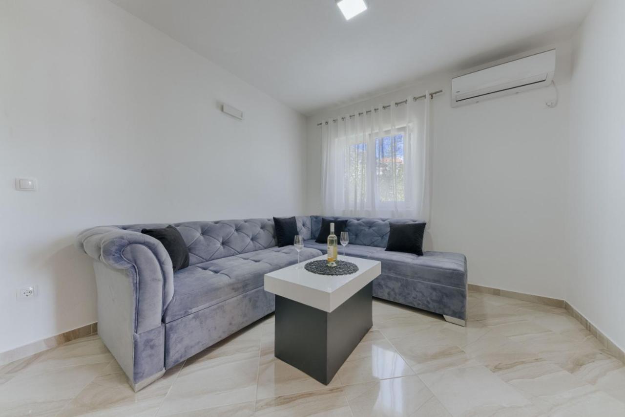 Sea Garden Apartments Dobra Voda Exterior foto